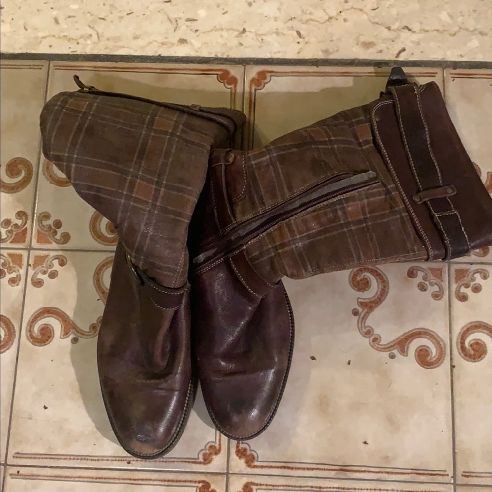 Plaid brown leather boots. Made in Italy.